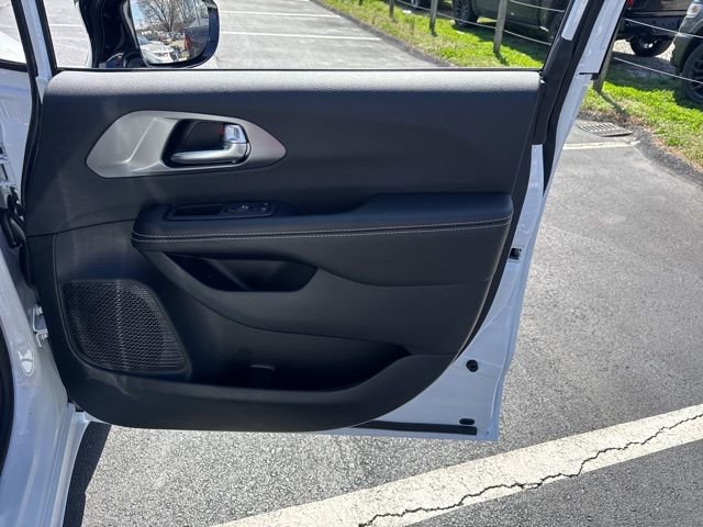 New 2026 Chrysler Pacifica Select image 9