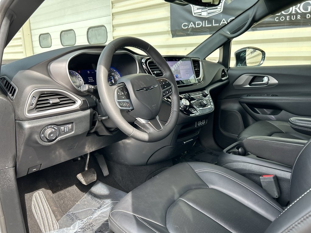 Used 2025 Chrysler Pacifica Select FWD image 9