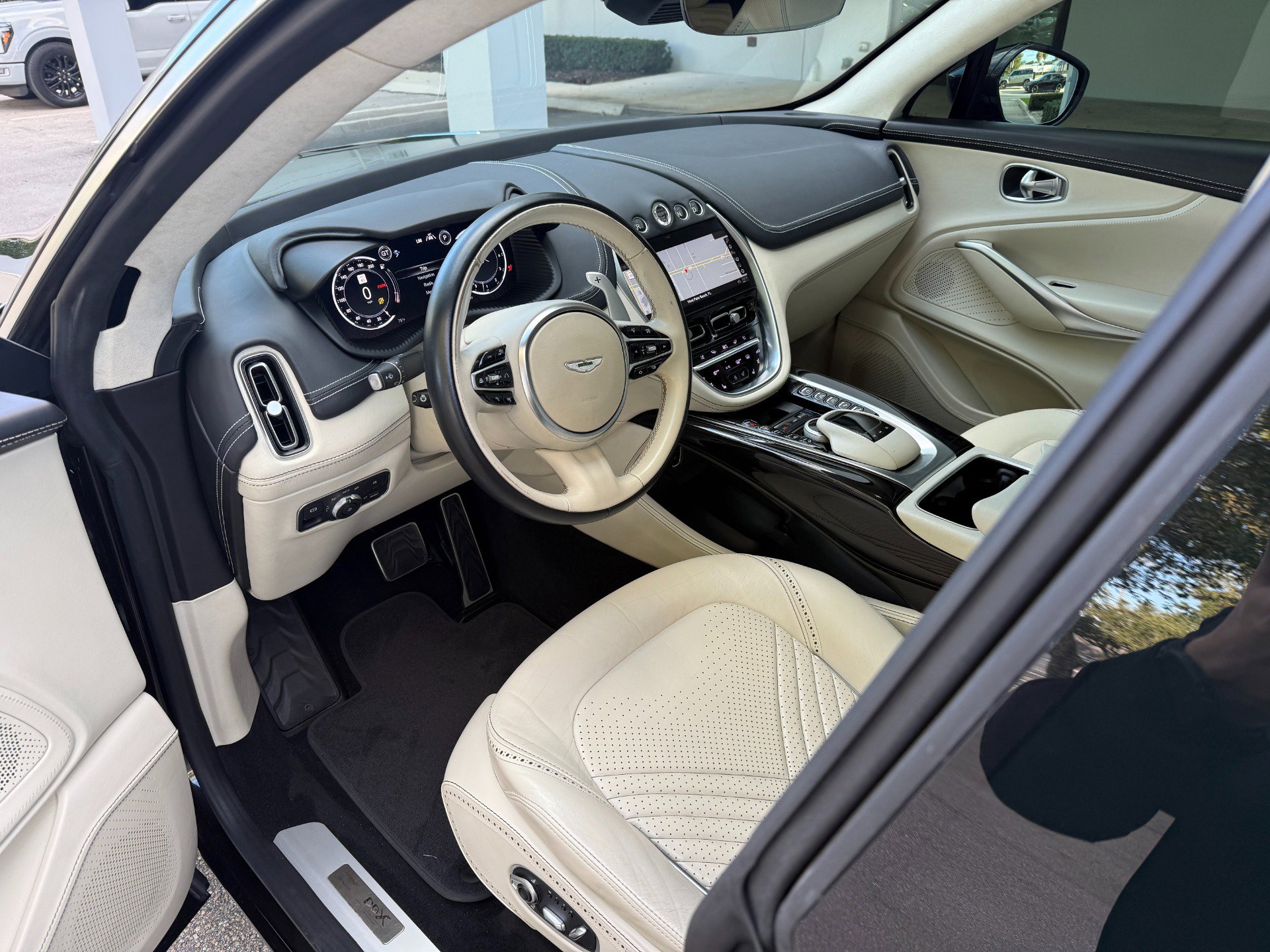 Used 2021 Aston Martin DBX image 2