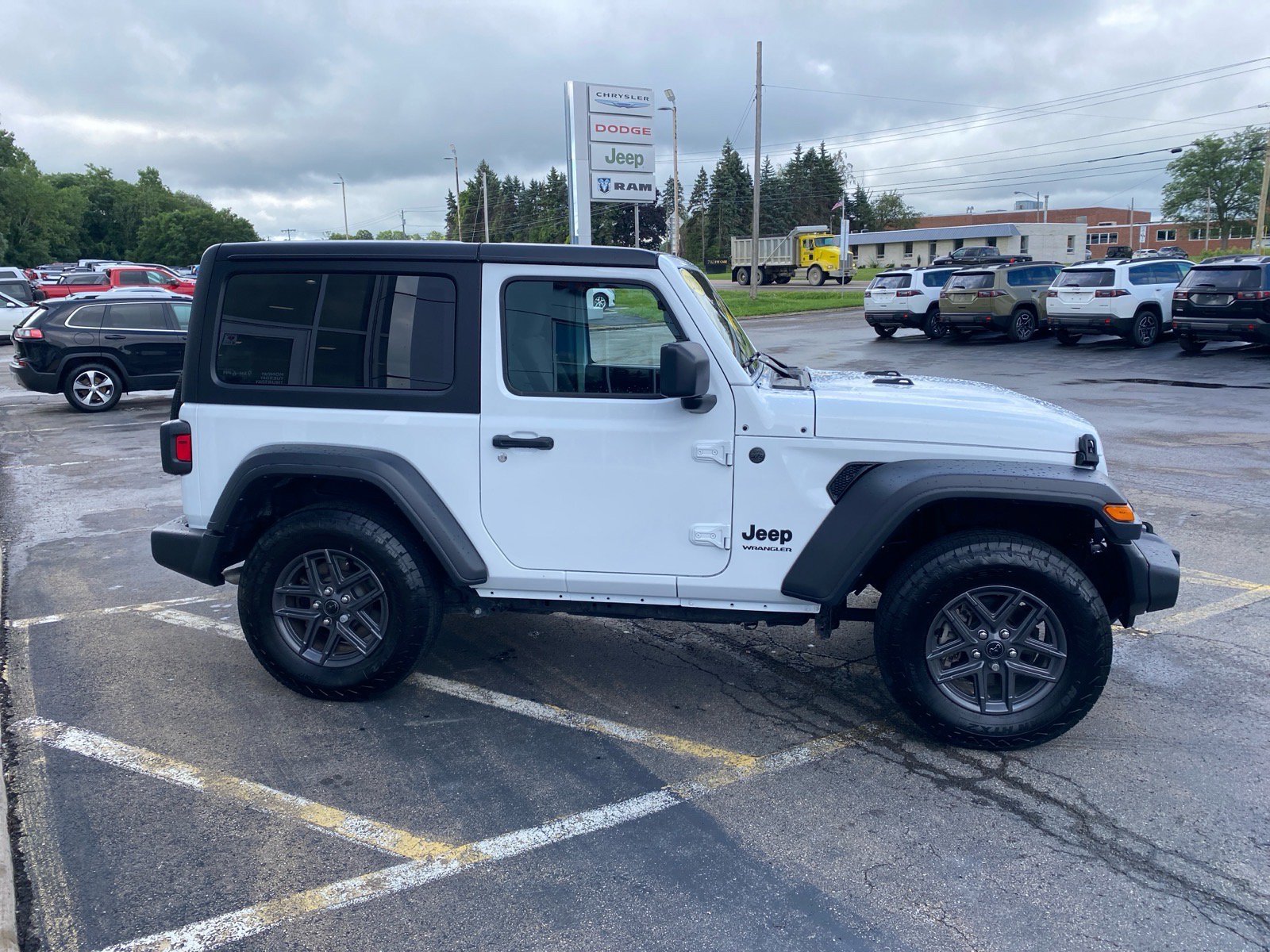 Used 2025 Jeep Wrangler Sport AWD/4WD image 6