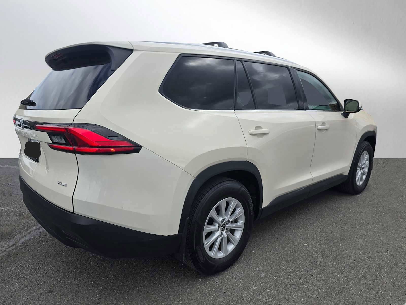 Used 2024 Toyota Grand Highlander XLE image 3