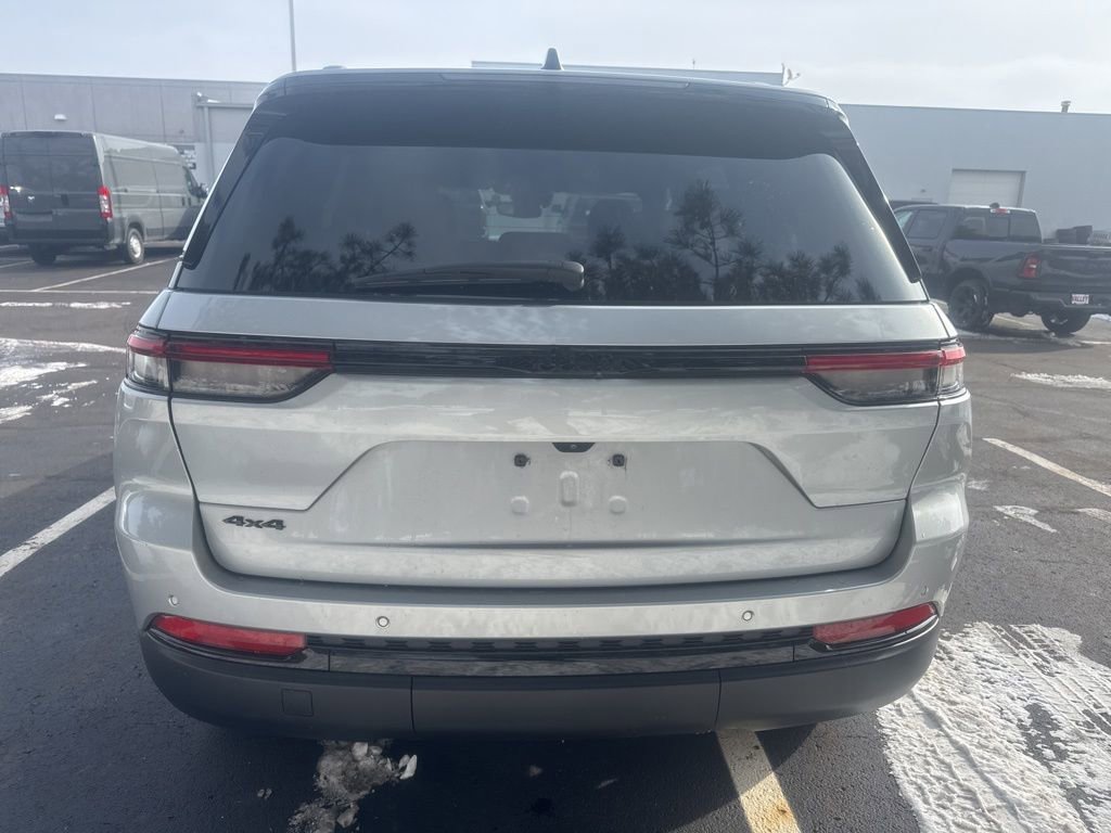 Used 2024 Jeep Grand Cherokee Altitude image 4