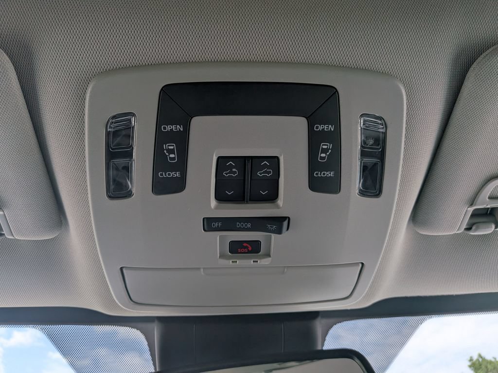 Used 2025 Toyota Sienna LE w/ LE Plus Package FWD image 23
