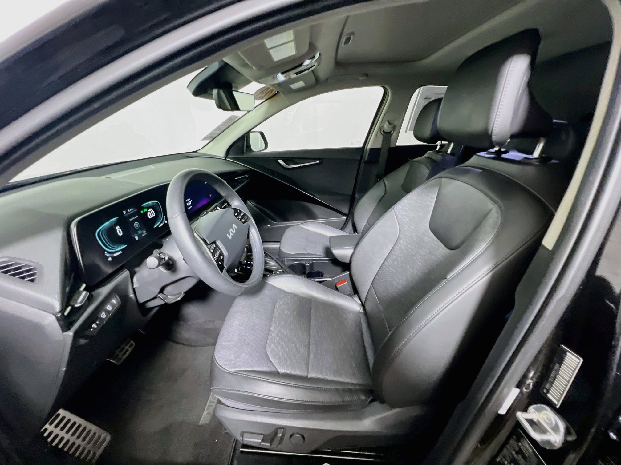 Used 2024 Kia Niro SX Touring FWD image 14
