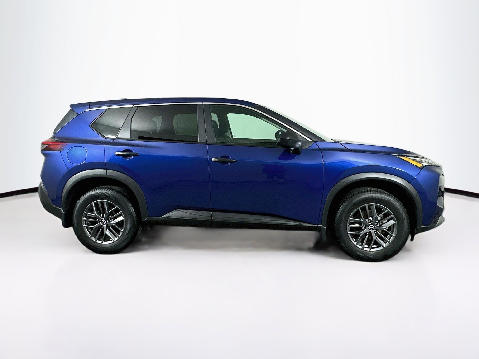 Used 2023 Nissan Rogue S AWD/4WD image 10