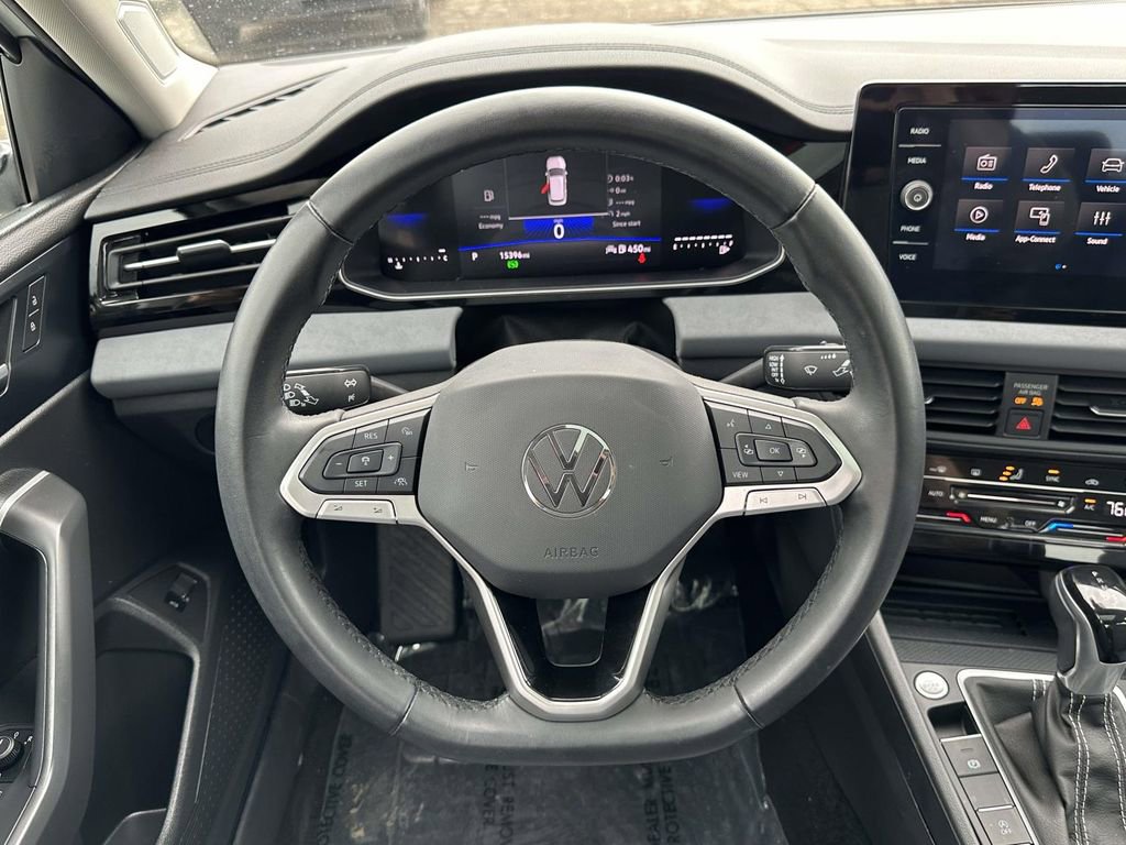 Certified 2025 Volkswagen Jetta SE w/ Sunroof Package image 15