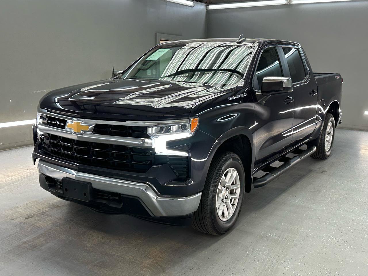 Used 2024 Chevrolet Silverado 1500 LT AWD/4WD image 3