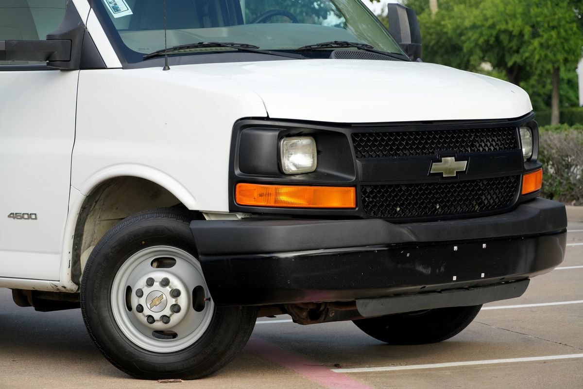 Used 2015 Chevrolet Express 4500 RWD image 3