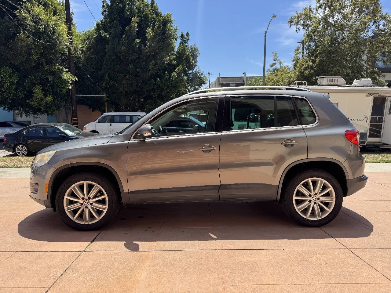 Used 2009 Volkswagen Tiguan S FWD image 4