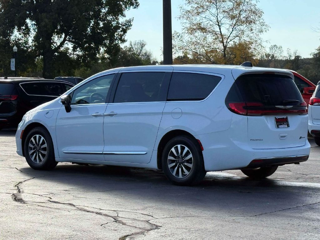 Used 2023 Chrysler Pacifica Limited FWD image 7