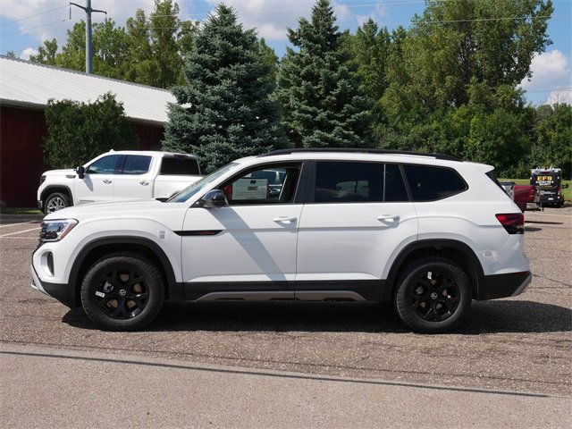 New 2025 Volkswagen Atlas Peak Edition SE image 3
