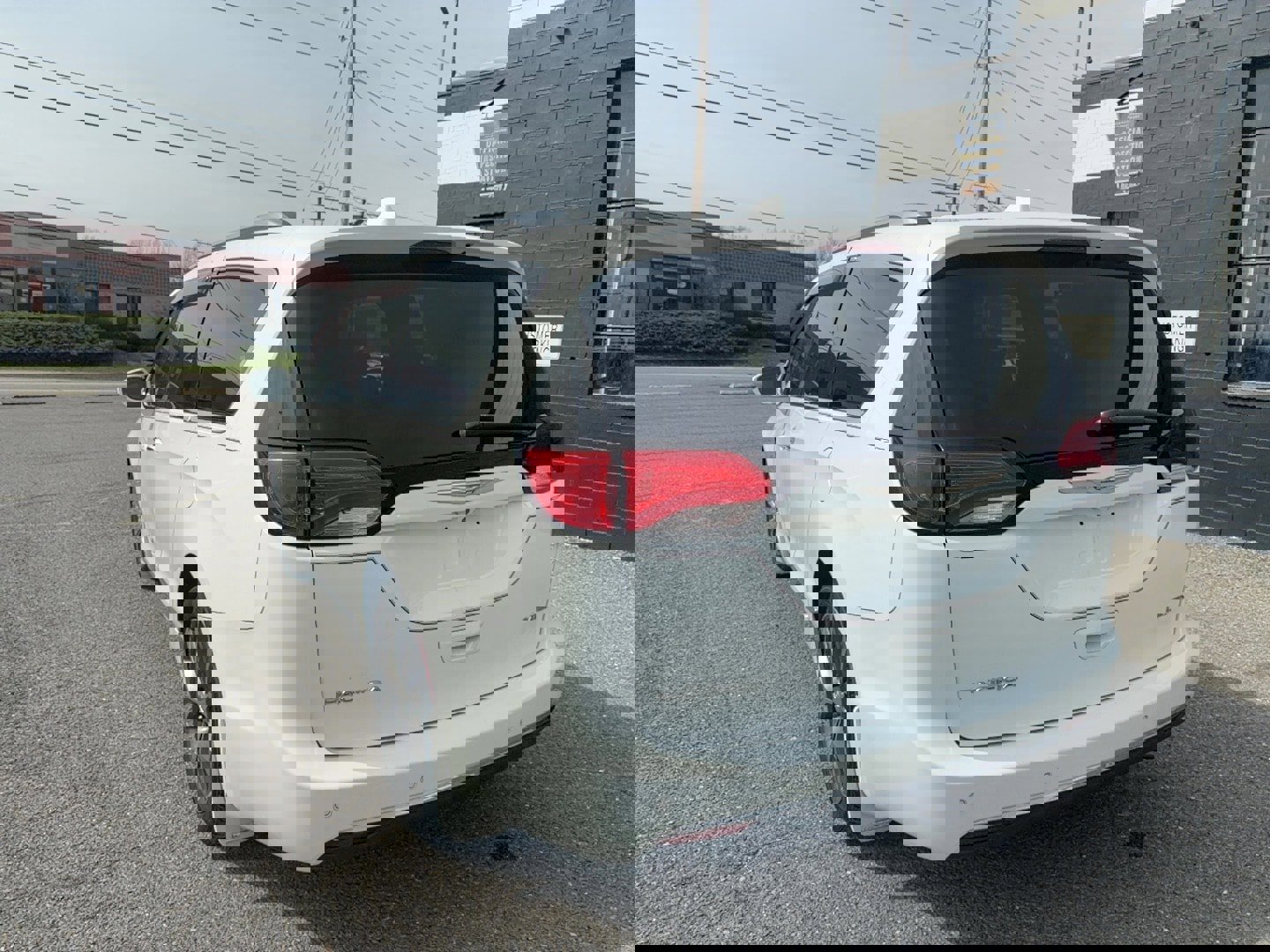 Used 2017 Chrysler Pacifica Limited w/ Tire & Wheel Group image 3