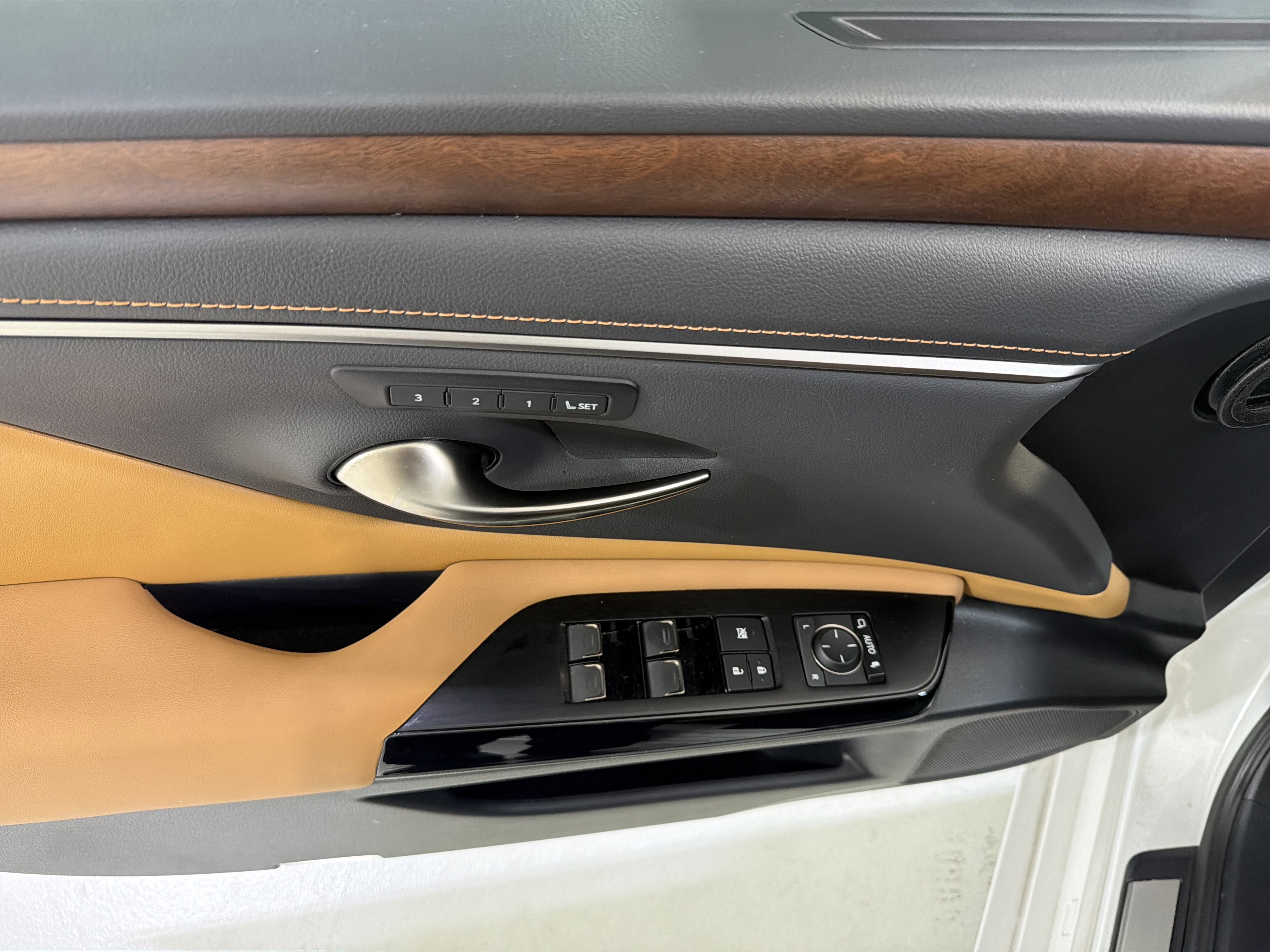 Used 2025 Lexus ES 350 w/ Premium Package FWD image 15