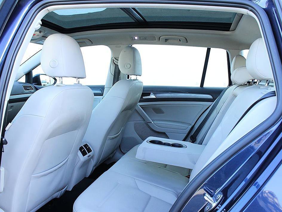 Used 2018 Volkswagen Golf SE image 17