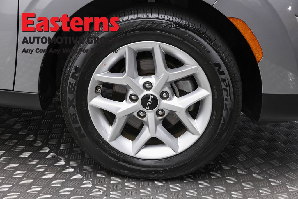Used 2025 Kia Soul LX w/ LX Technology Package FWD image 30