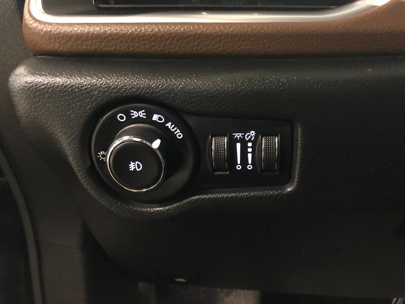 Used 2018 Chrysler Pacifica Limited w/ Tire & Wheel Group FWD image 14