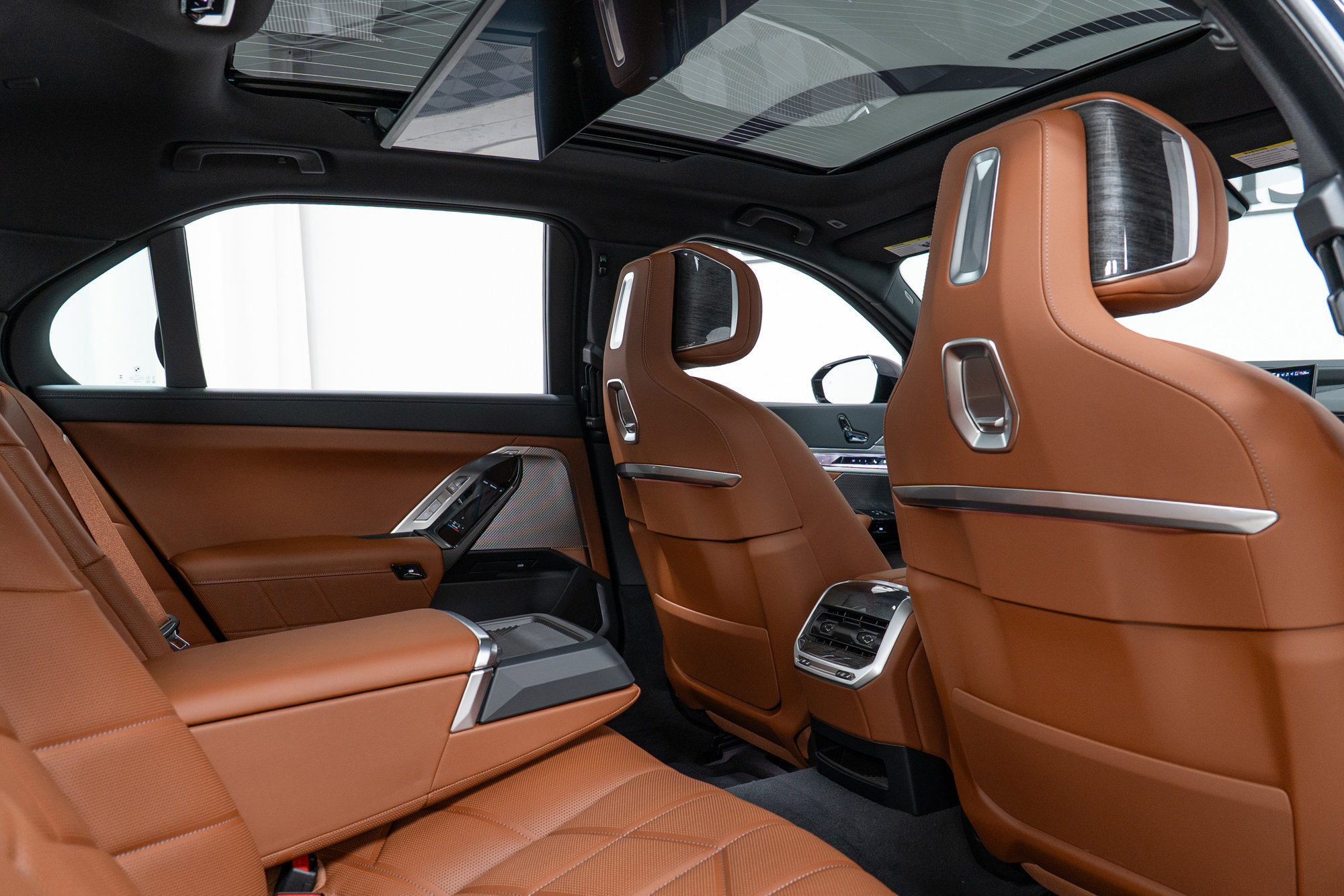 Used 2025 BMW 760i xDrive w/ Executive Package image 25