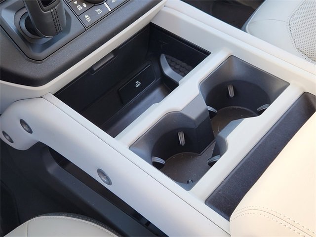Used 2025 Land Rover Defender 130 X-Dynamic SE image 19