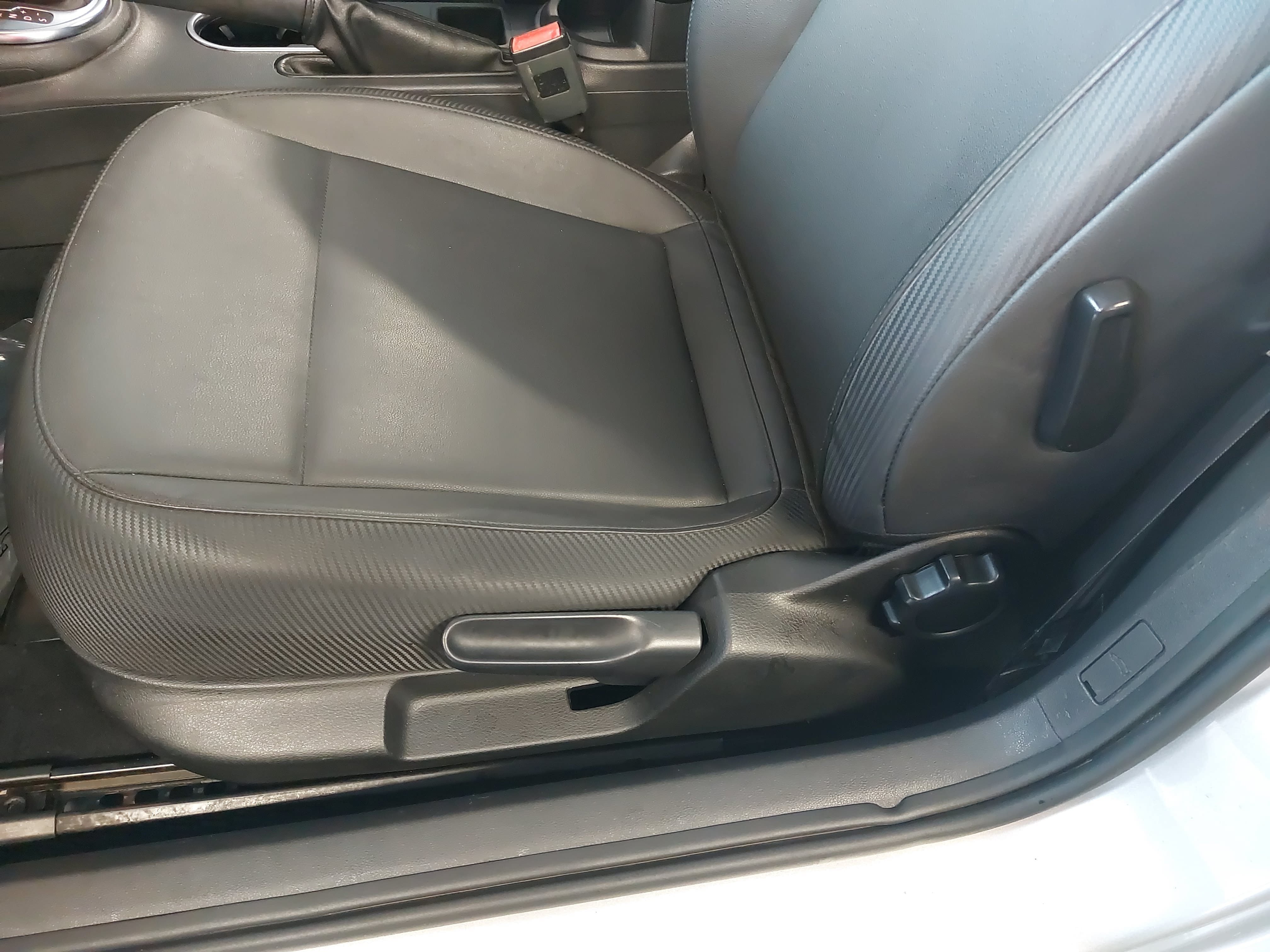 Used 2013 Volkswagen Beetle TDI FWD image 28