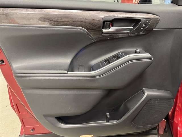 Used 2021 Toyota Highlander Limited AWD/4WD image 18