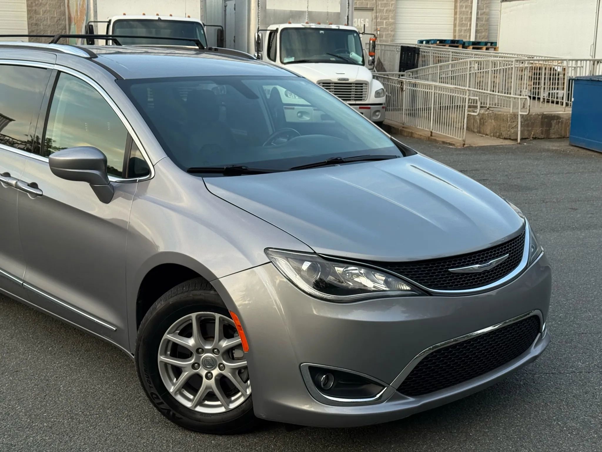 Used 2020 Chrysler Pacifica Touring-L image 2