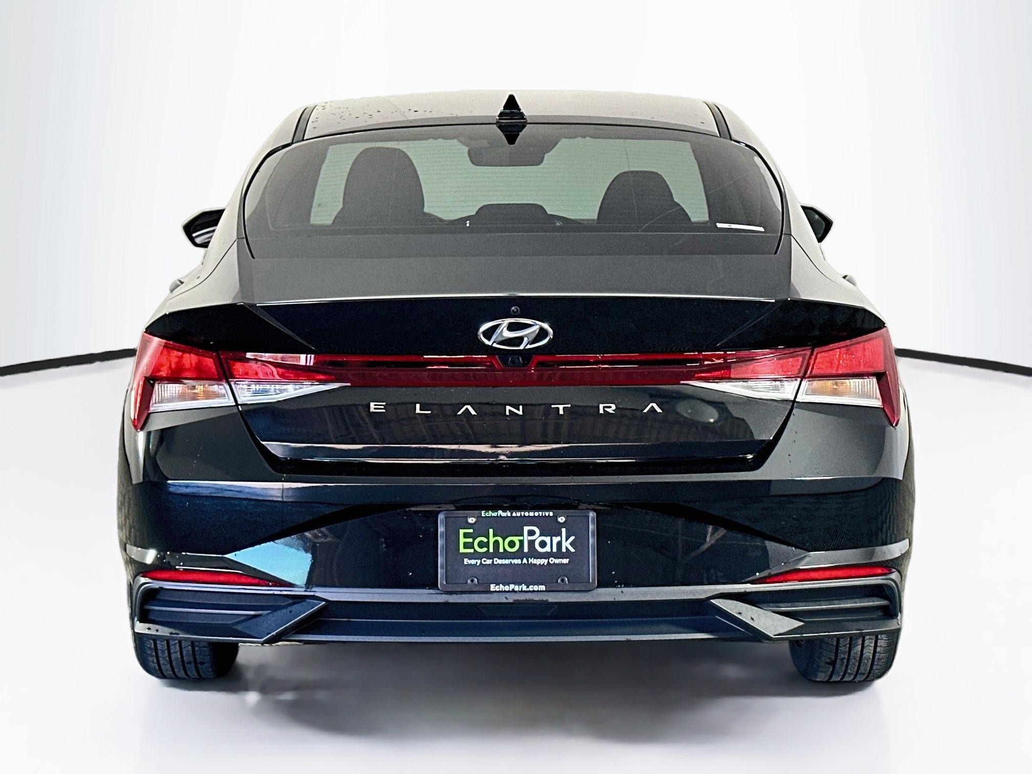 Used 2023 Hyundai Elantra SEL w/ Preferred Accessory Package FWD image 7