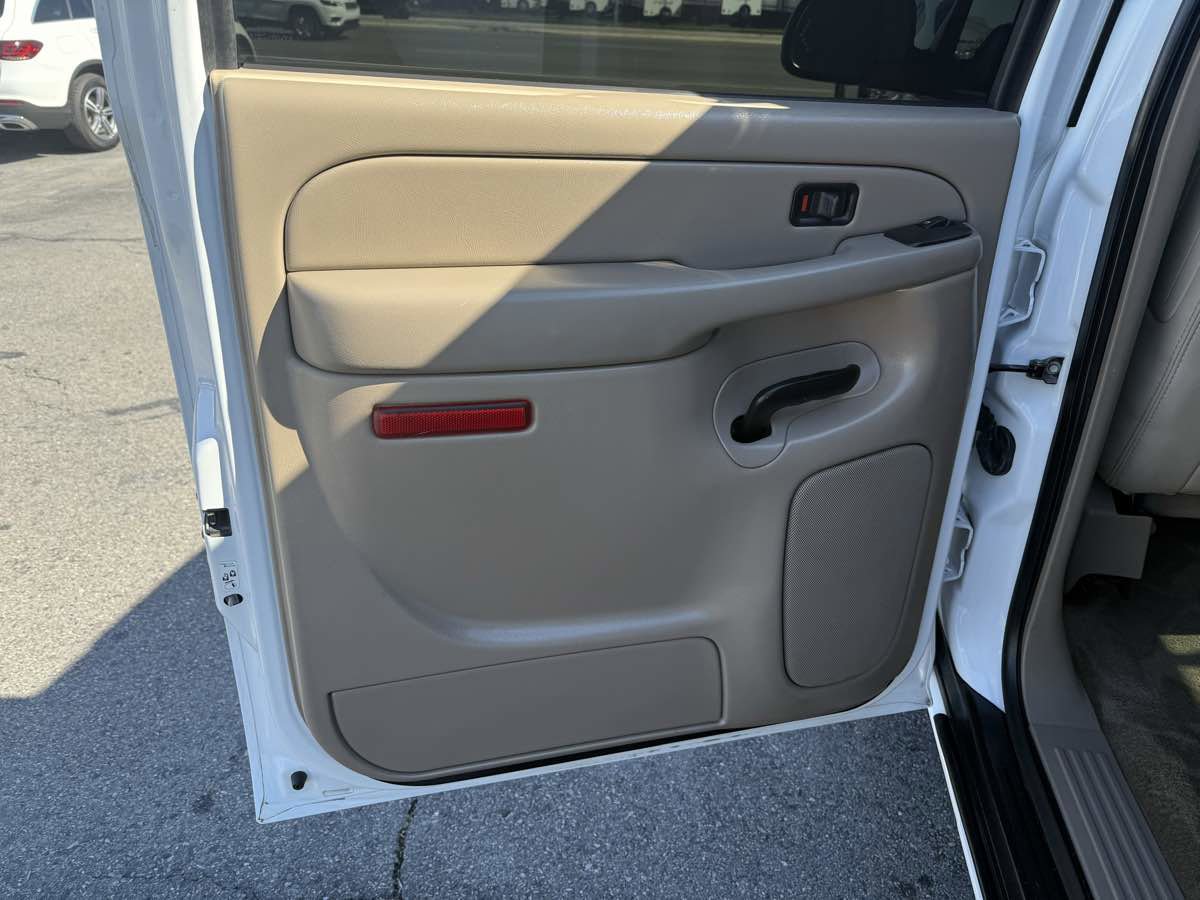 Used 2006 Chevrolet Suburban 2500 LT w/ Preferred Equipment Group image 12