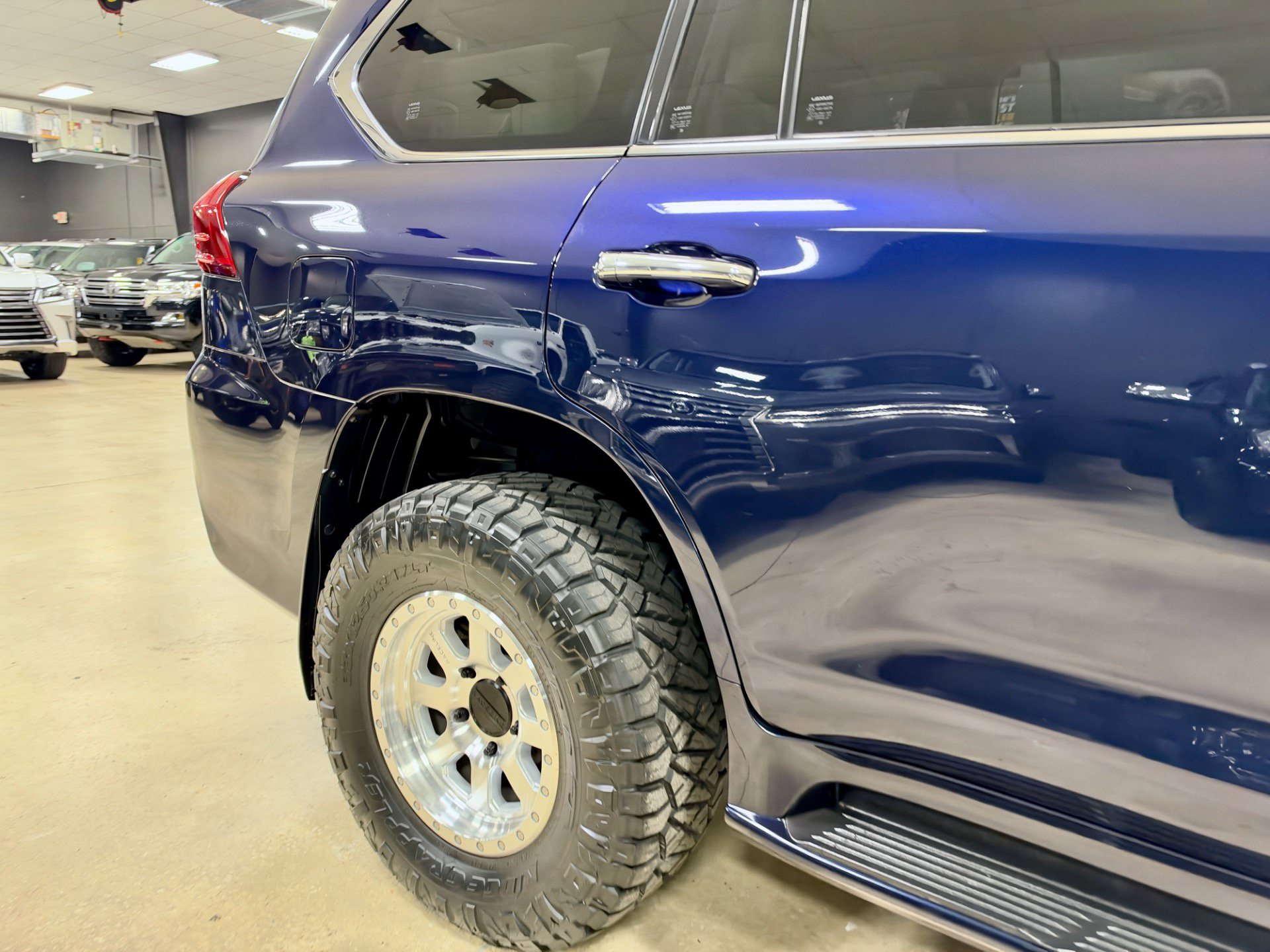 Used 2017 Lexus LX 570 4WD w/ Luxury Package image 17