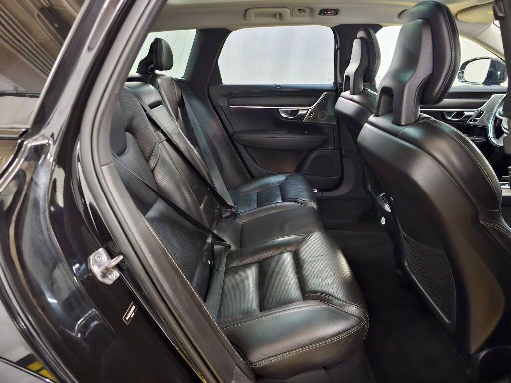 Used 2017 Volvo V90 T6 Cross Country image 12