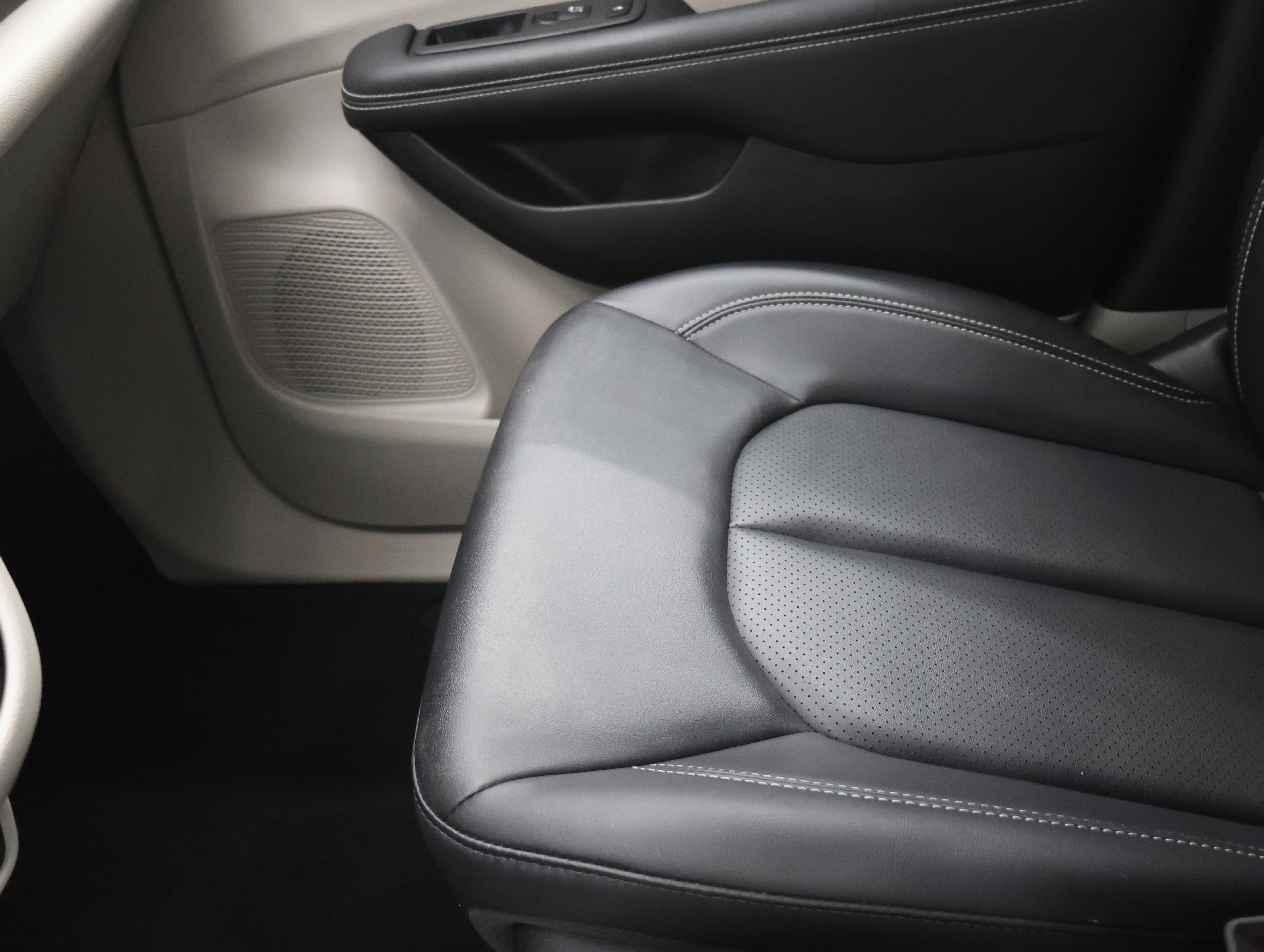 Used 2024 Chrysler Pacifica Touring-L FWD image 14