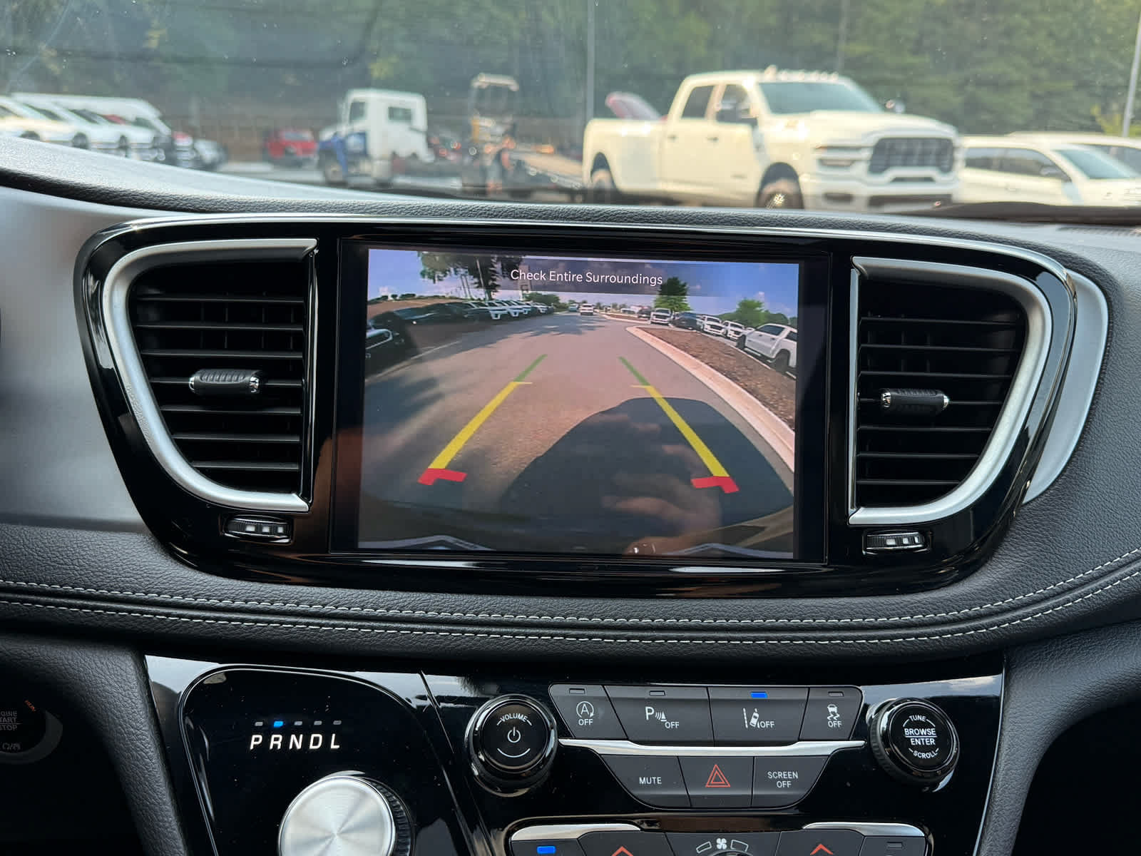 Used 2025 Chrysler Pacifica Limited FWD image 18
