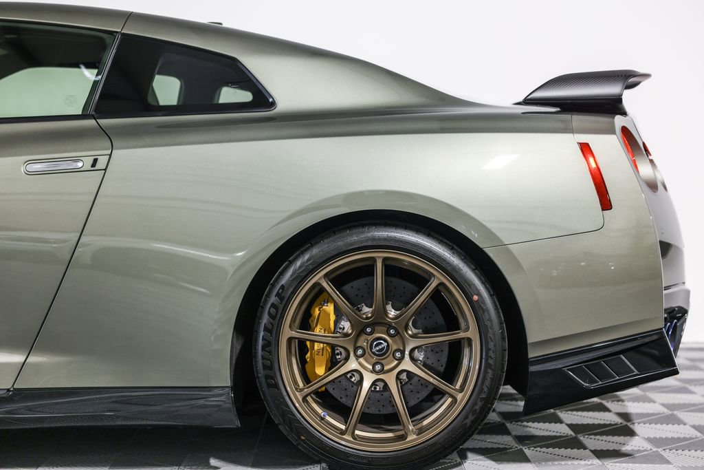 Used 2021 Nissan GT-R Premium image 15