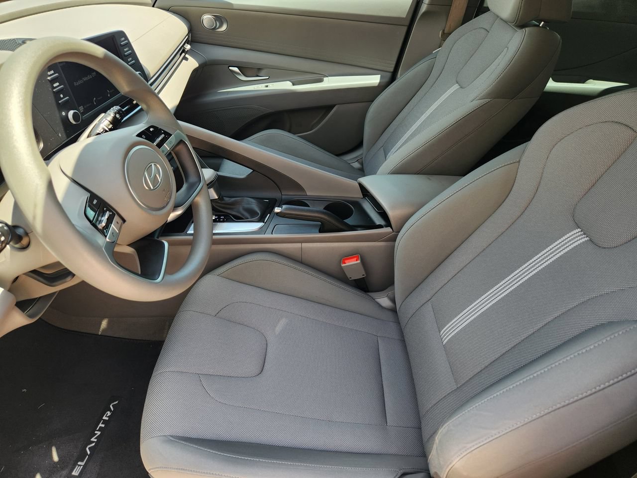 Certified 2025 Hyundai Elantra SE FWD image 10