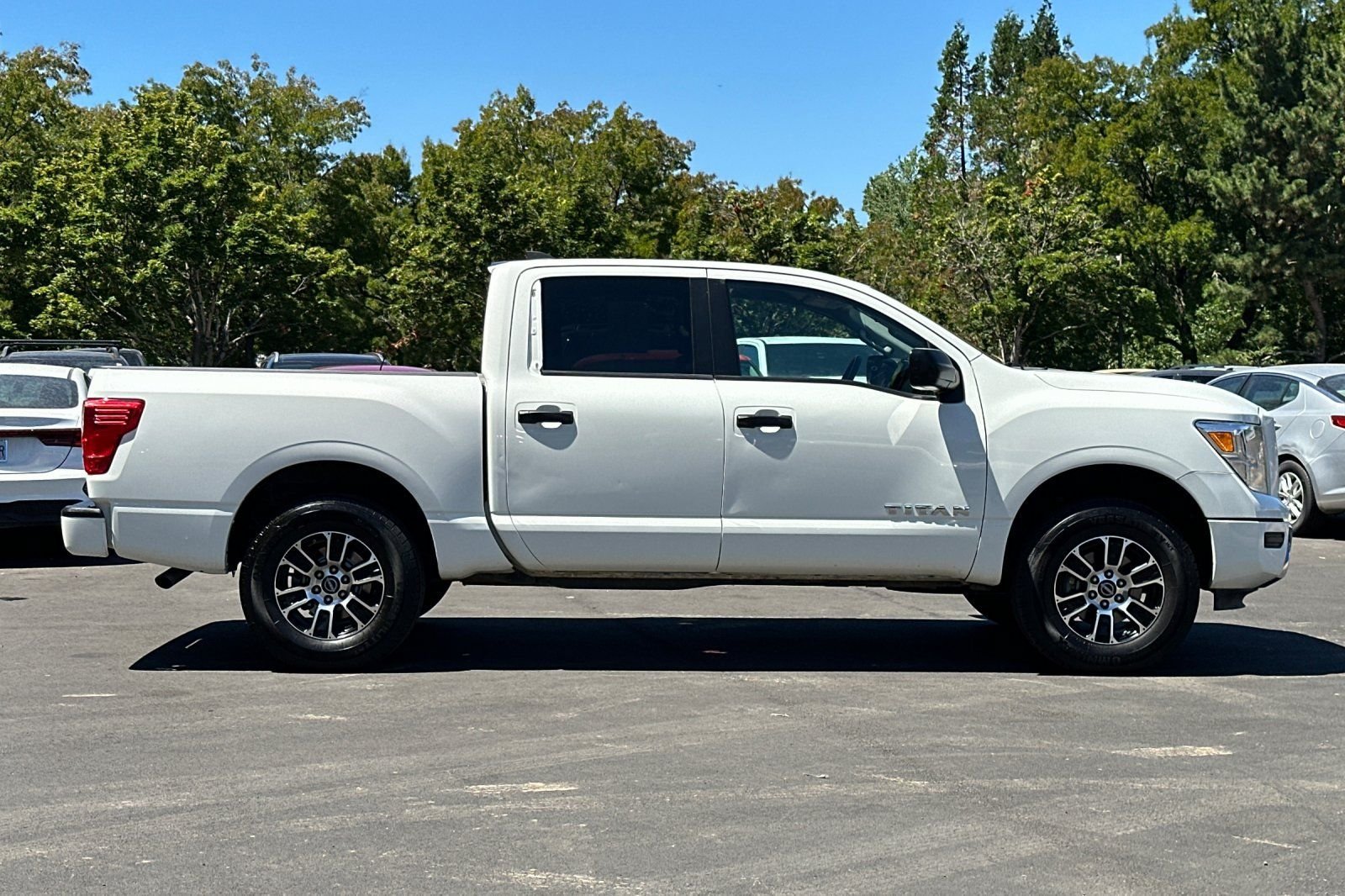 Used 2023 Nissan Titan SV AWD/4WD image 3