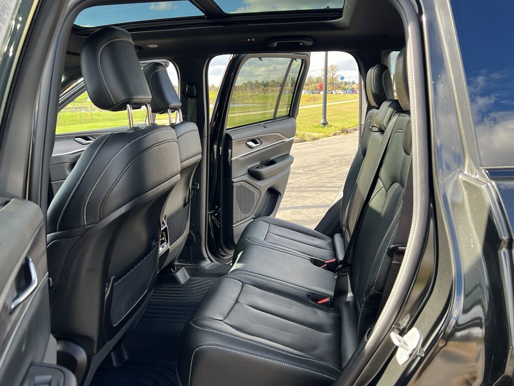 Used 2024 Jeep Grand Cherokee Limited w/ Luxury Tech Group II image 36