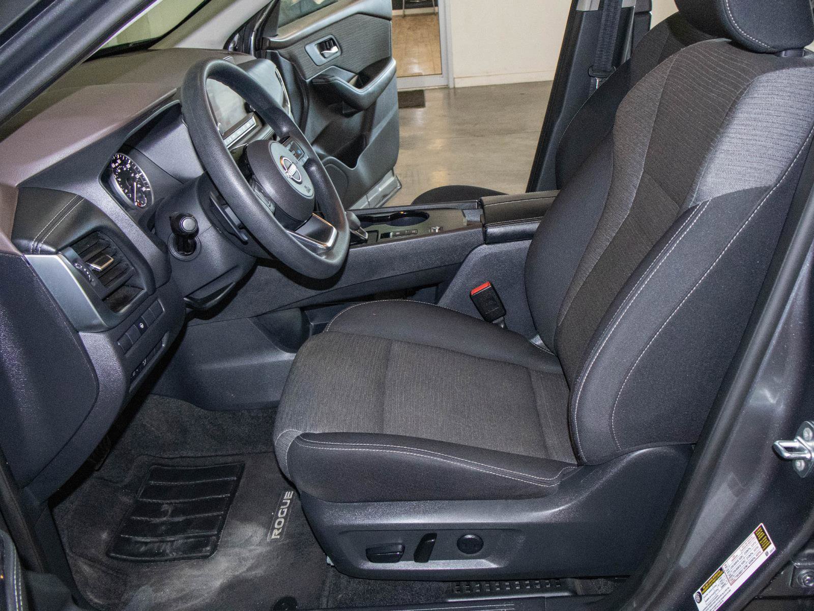 Used 2023 Nissan Rogue SV image 7