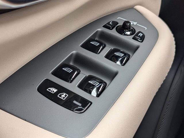 New 2025 Volvo XC90 B5 Plus w/ Protection Package Premier image 31