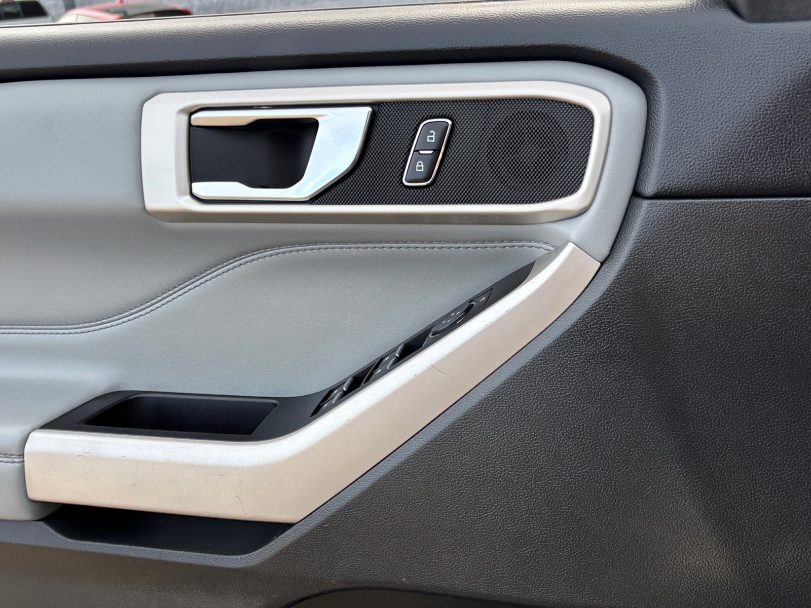 Used 2022 Ford Explorer XLT w/ Equipment Group 202A image 16