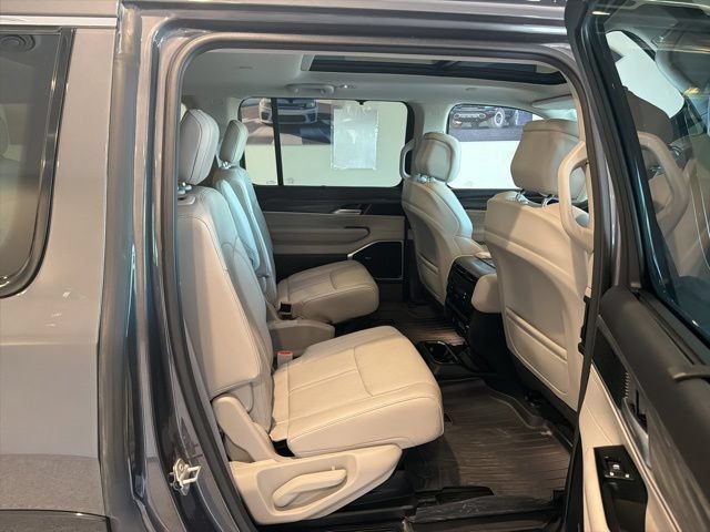 Used 2023 Jeep Wagoneer Series III w/ Premium Group I AWD/4WD image 20