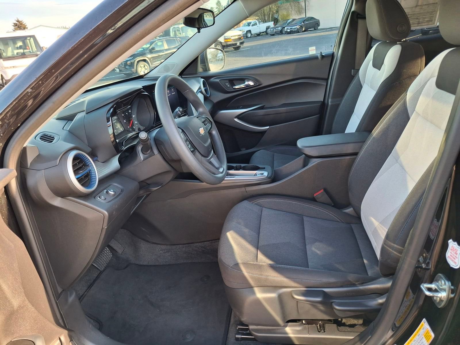 Certified 2025 Chevrolet Trax LS image 17