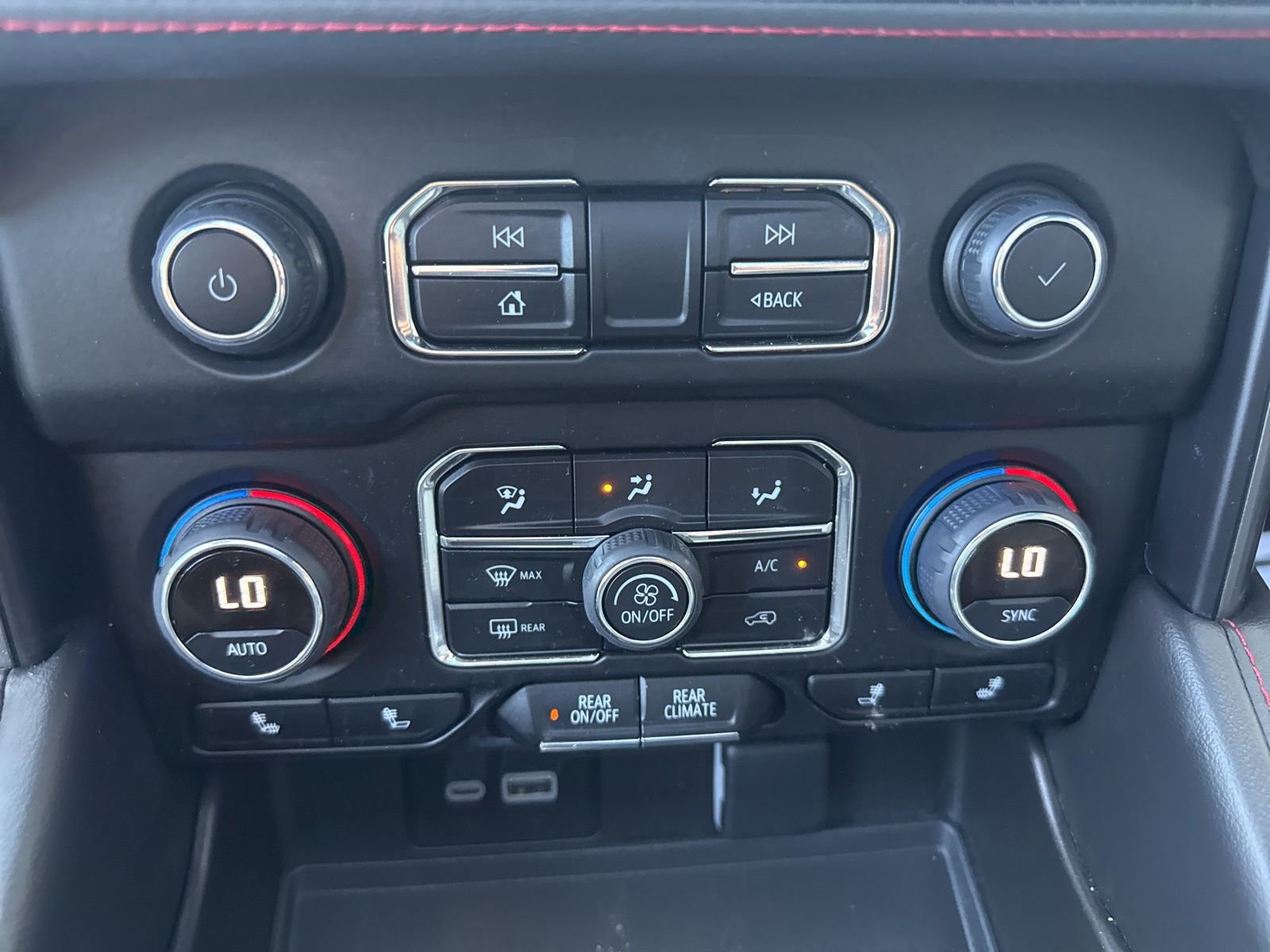 Used 2023 Chevrolet Suburban RST AWD/4WD image 28