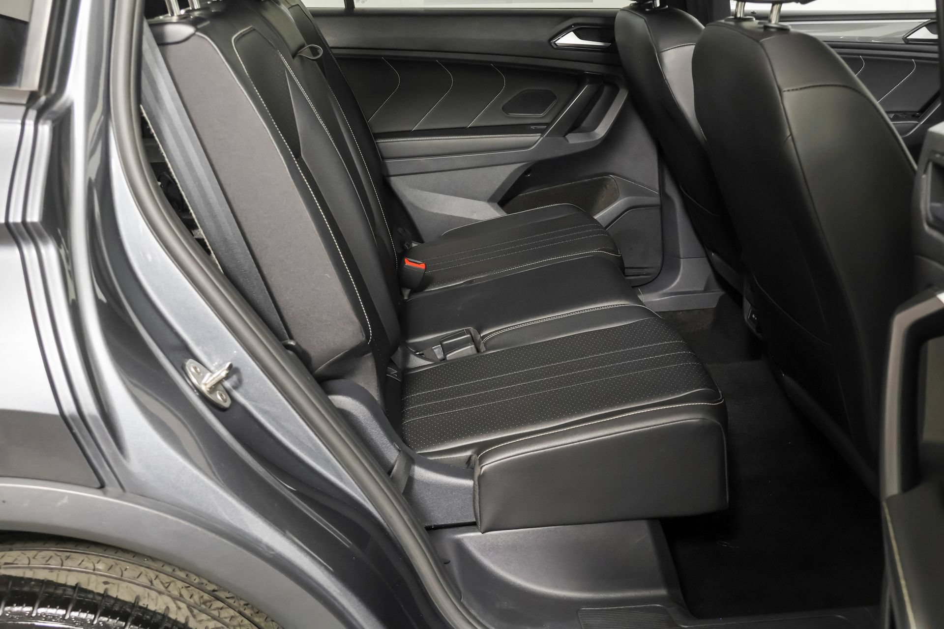 Used 2023 Volkswagen Tiguan SE R-Line FWD image 42