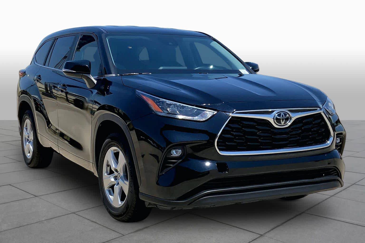 Used 2023 Toyota Highlander LE FWD image 3