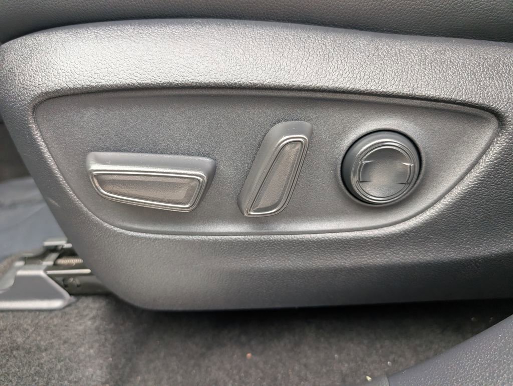 Used 2024 Toyota Highlander Platinum image 18