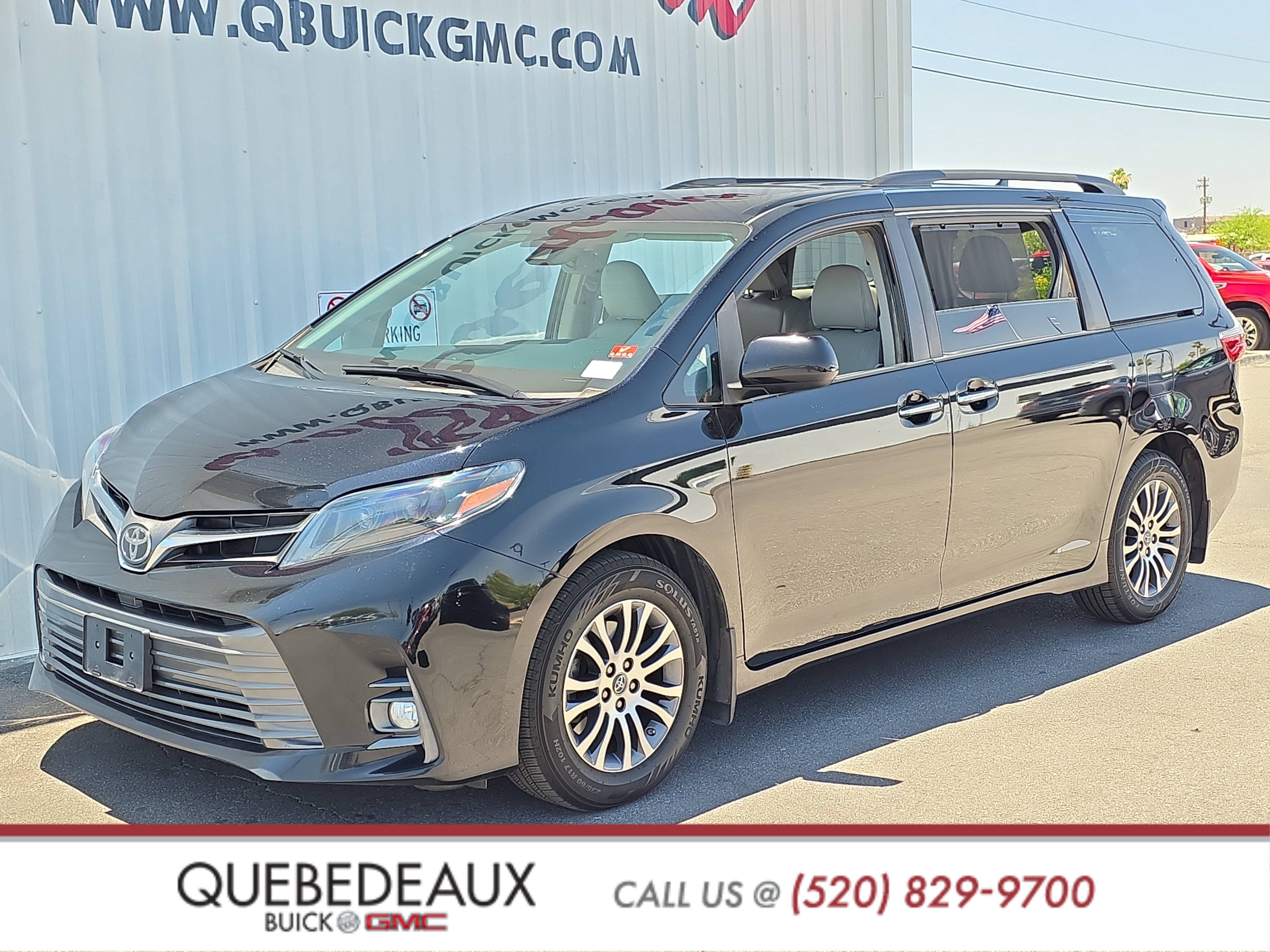 Used 2020 Toyota Sienna XLE w/ XLE Navigation Package FWD image 3