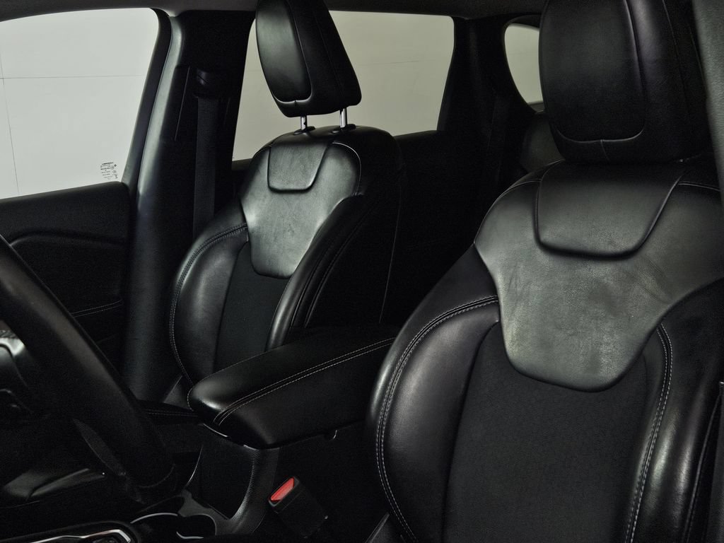 Used 2019 Jeep Cherokee Latitude Plus FWD image 22