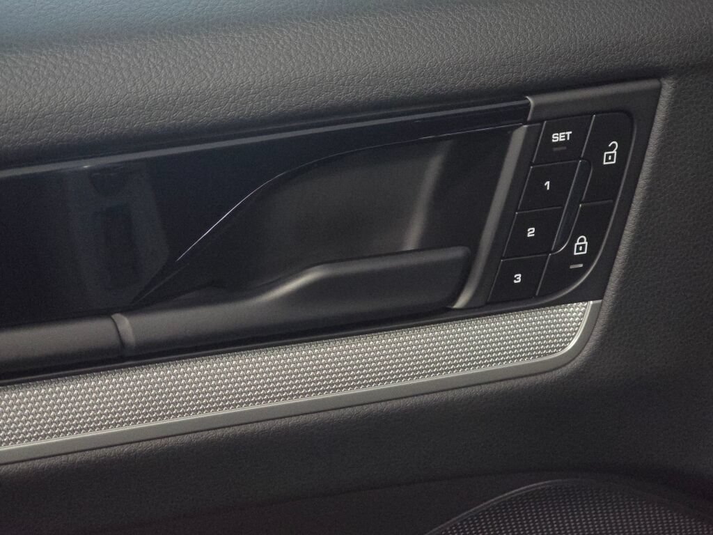 Certified 2025 Porsche Cayenne S AWD/4WD image 36