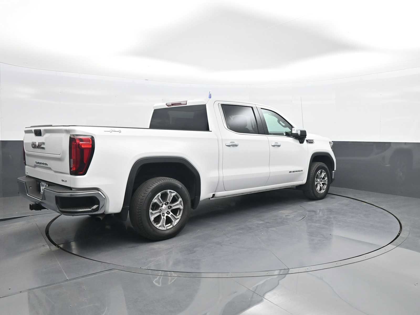 Used 2024 GMC Sierra 1500 SLT AWD/4WD image 8