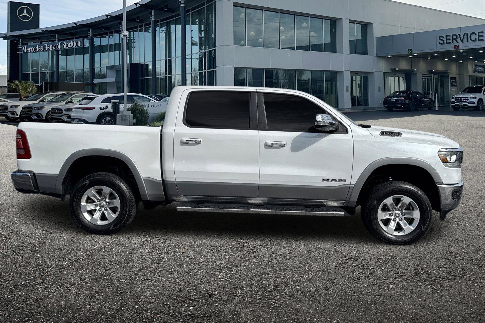 Used 2019 RAM 1500 Laramie AWD/4WD image 3