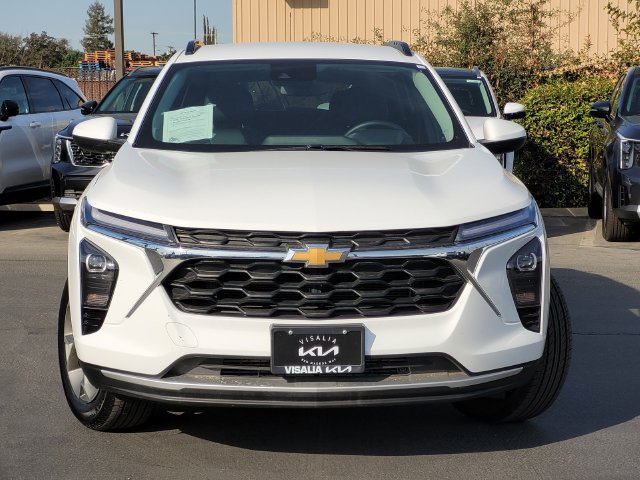 Used 2025 Chevrolet Trax LT w/ LT Convenience Package FWD image 3